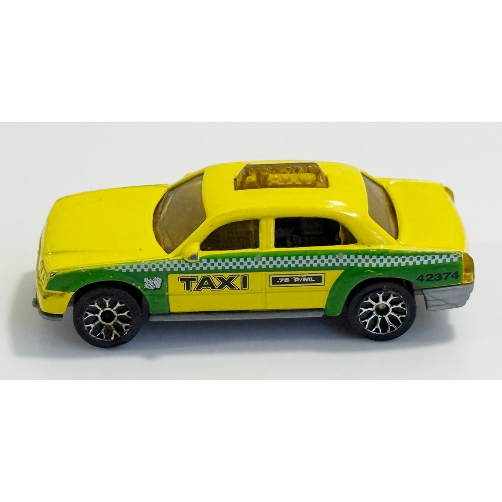 Matchbox Taxi Cab Kids OS Yellow Green Checkered Diecast‎ Car 2002 Mattel 42374